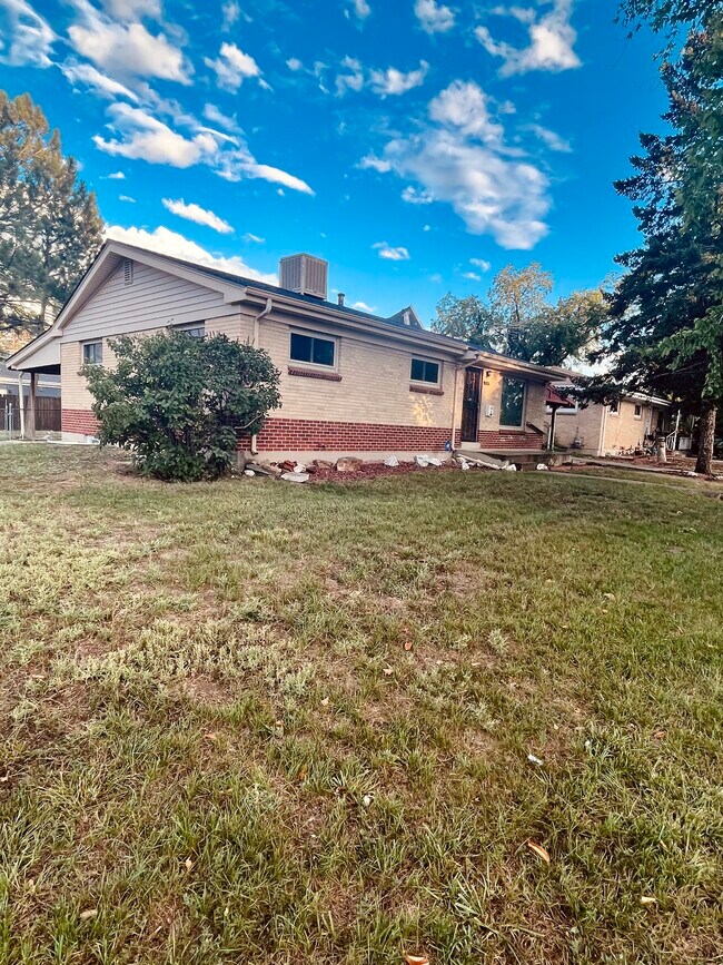 Foto del edificio - 1398 Salem St