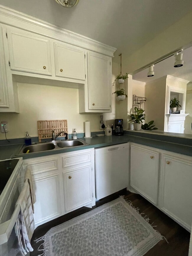 Building Photo - 3930 Azalea Dr