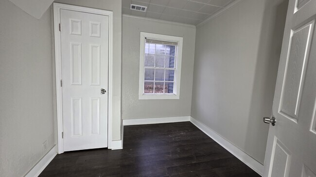 Building Photo - 3120 Sunrise St