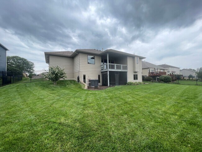 Building Photo - Home For Rent Papillion