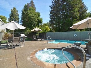 Building Photo - Eastlake Apartments