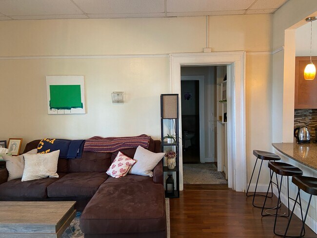 nuez5 - 317 S Aurora St