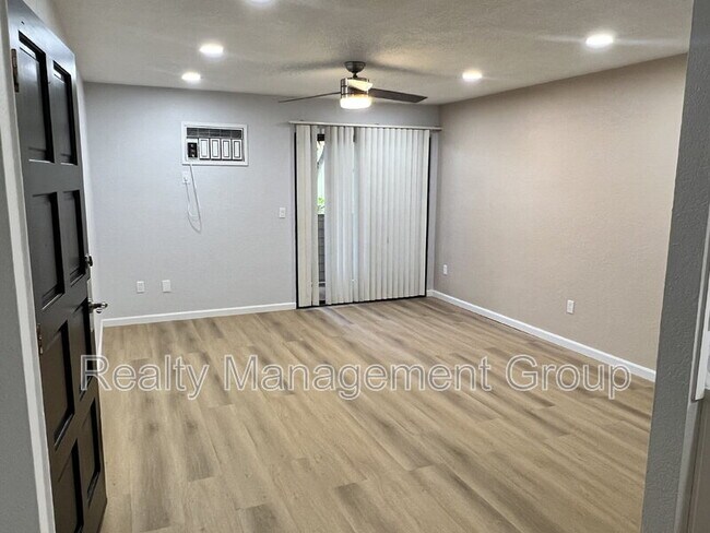 Building Photo - 1013 S Sunshine Ave