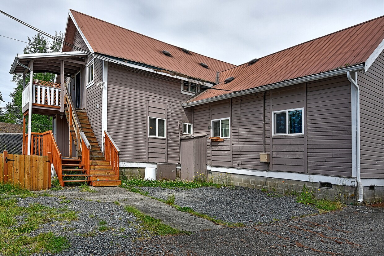 Parking and Entry - 2506 Hartford Dr