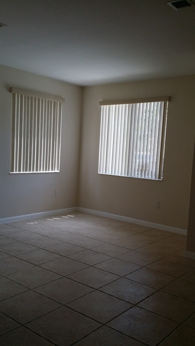 sala de estar - 2719 SE 15th Pl