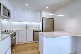 Building Photo - 4555 Av. Bonavista