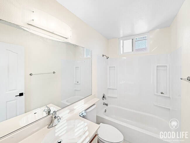 Building Photo - Beautiful Updated 2 Bed 2.5 Bath Condo in Hillcrest! 18 Month Fixed Rate Lease!