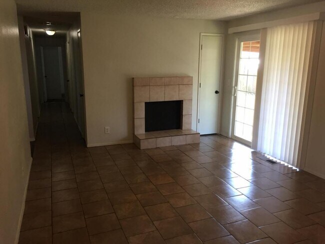 Foto del edificio - 4828 Camelot Ct NE