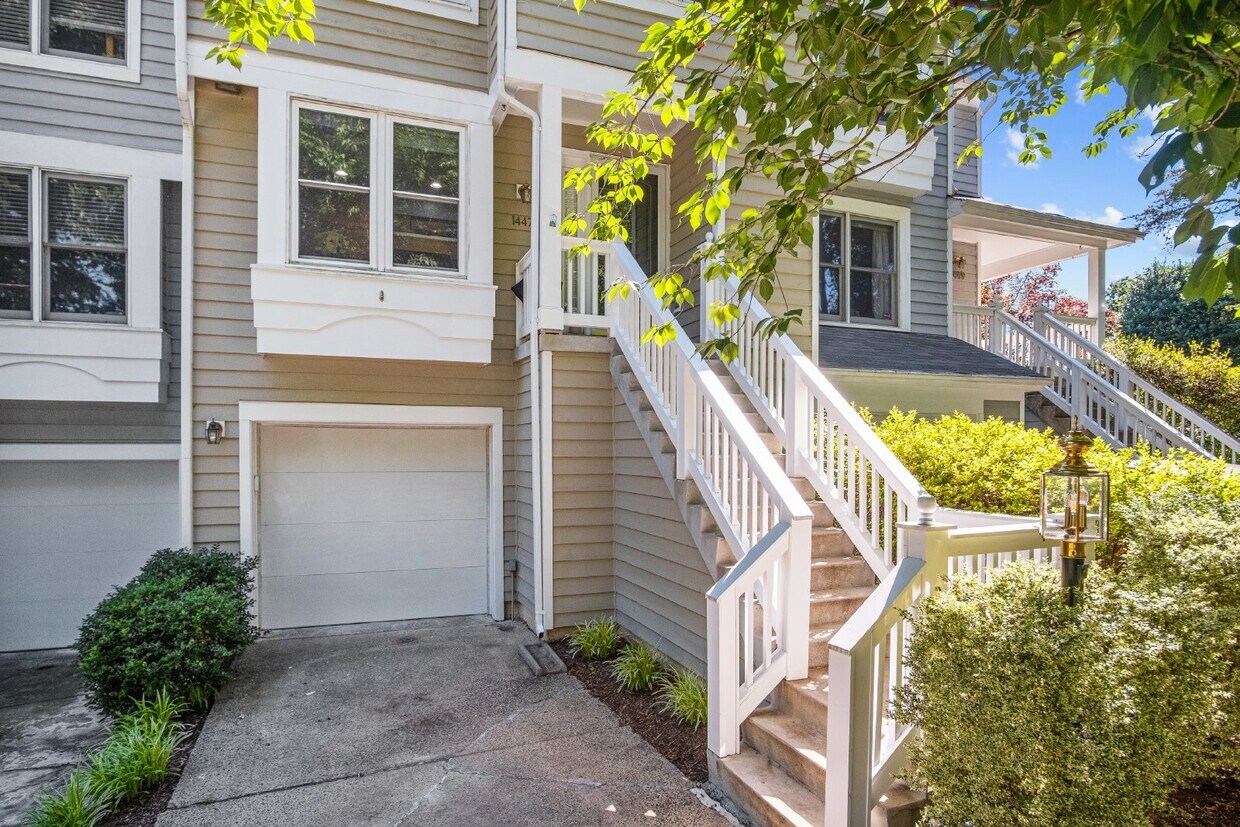 Primary Photo - Reston Gem with Modern Touches and Private...