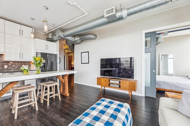 Building Photo - HUGE 10th Floor Luxury 2 Bed, 2 Full Bath ...