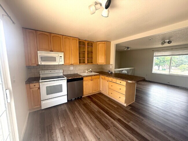 Foto del edificio - Spacious 4 Bedroom Home in Meadowood Neighborhood in East Aurora and Minutes to Buckley SFB