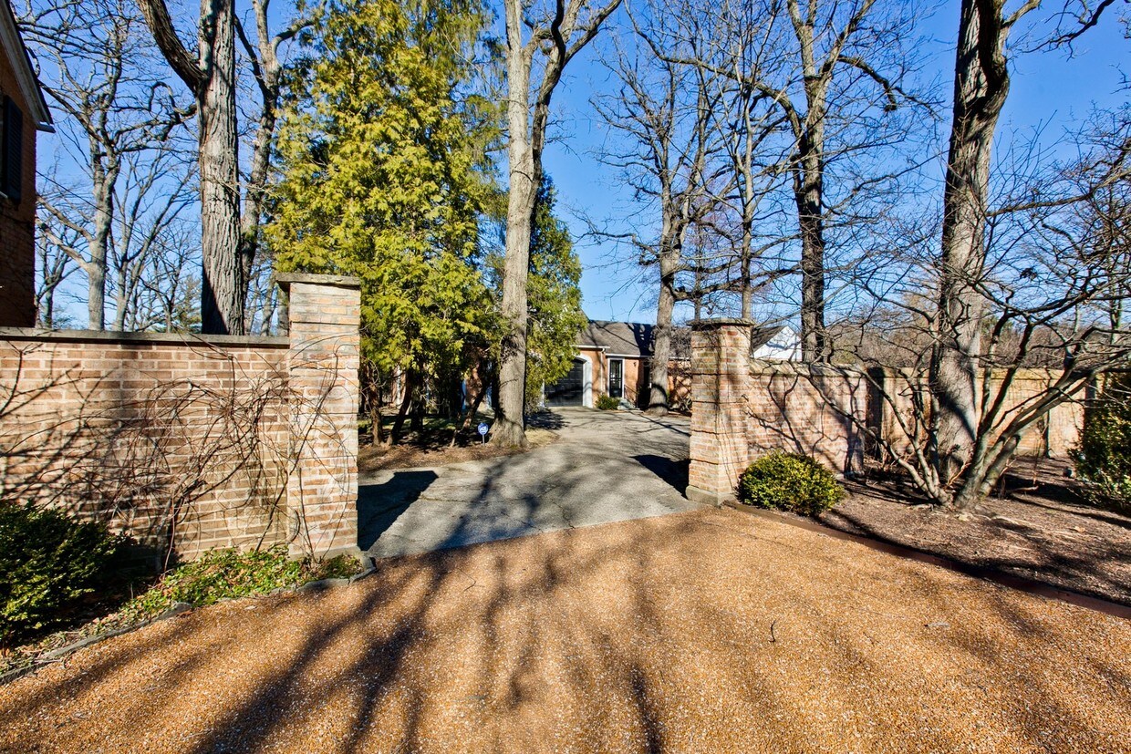 Primary Photo - 646 Pine Ln