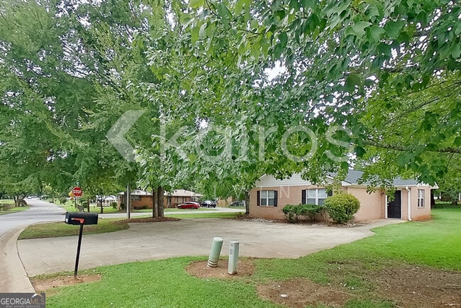 Building Photo - 305 Deer Park Dr