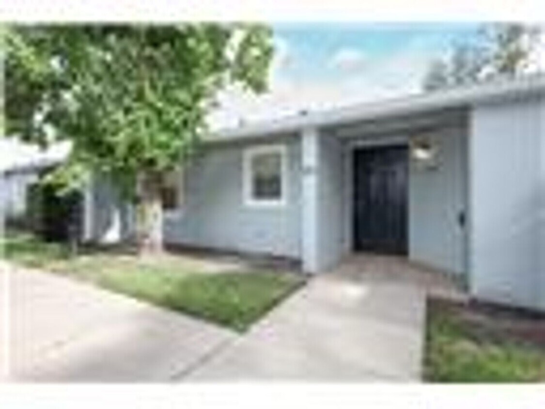 Photo - 204 Dorchester Square, 2 bedroom, one story Villa looks like a townhouse.