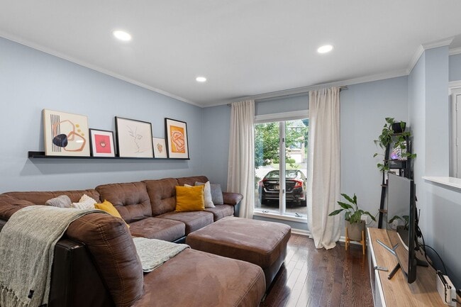 Building Photo - Beautiful End Unit Townhome in Weatherhill Farms