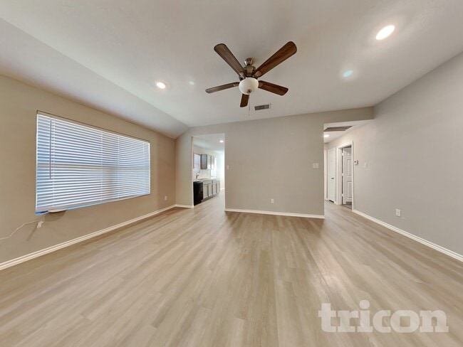 Building Photo - 11151 N Lake Mist Ln