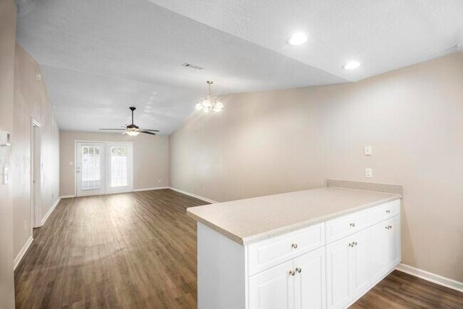Foto del edificio - 114 Hillsborough Ln