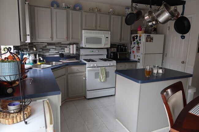 Building Photo - 43573 Kiplington Square
