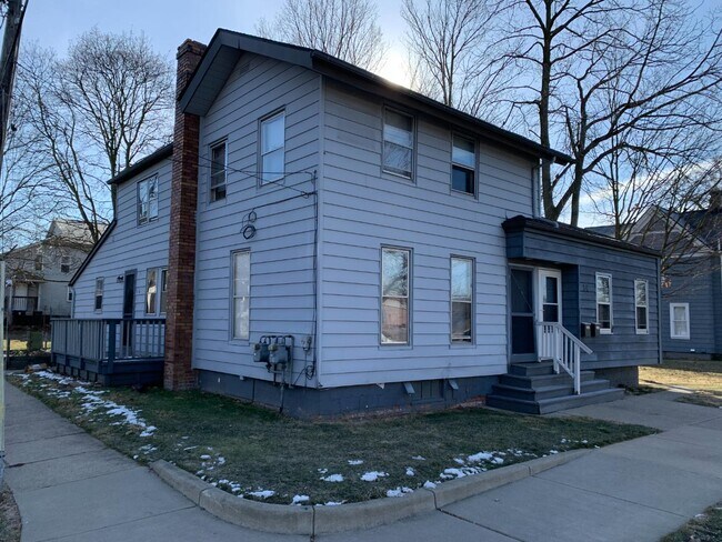 Building Photo - 14 N River St