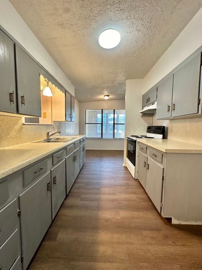 Building Photo - COMING DECEMBER 2025 - College Hills Home ...