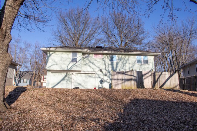 Building Photo - 3 Bedroom South KC Split-Level Rental Home