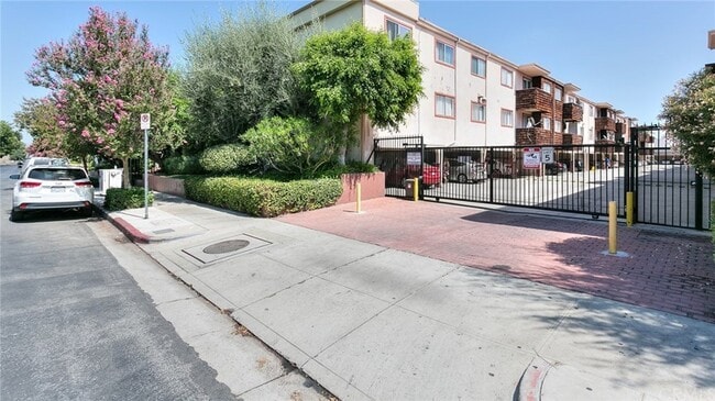 Building Photo - 5414 Newcastle Ave