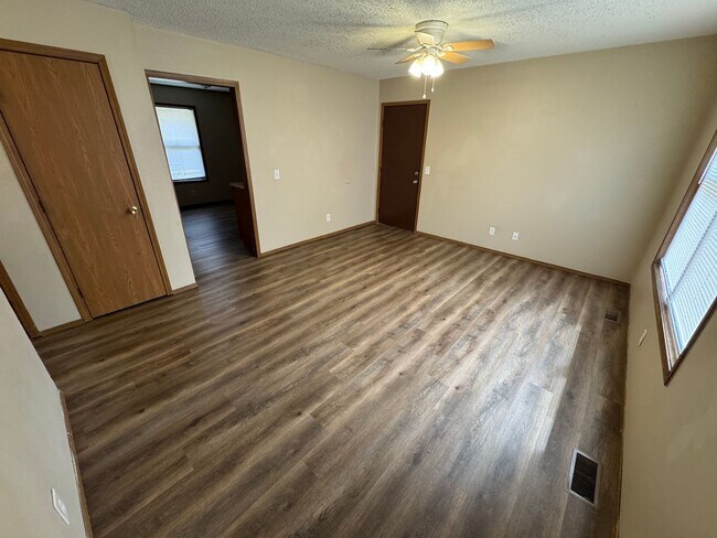Foto del edificio - Recently updated 2 bed 1 bath Duplex with garage available now!