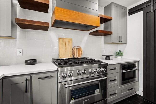 Building Photo - 425 Mikasa Dr