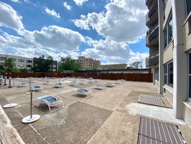 Foto del edificio - 555 W Cornelia Ave
