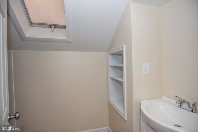 Building Photo - 517 S Fairview St