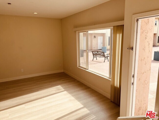 Foto del edificio - 12375 Osborne Pl