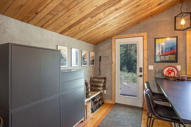 Foto del edificio - Adorable Mountain Cabin available for a Wi...