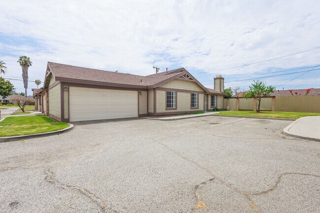 Foto del edificio - Spacious Single-Story 3-Bedroom Condo with Private Patio and 2-Car Garage