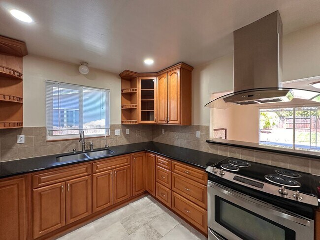 Foto del edificio - Updated 3/2 SFR w/ AC, BIG yard, move in r...
