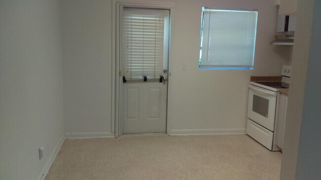 Foto del edificio - 828 Prosperity Farms Rd