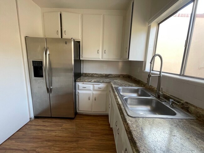 Building Photo - 2256 Fox Hills Dr