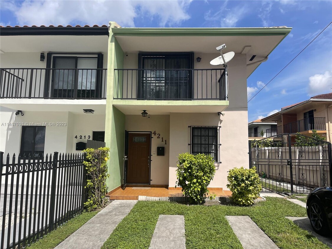 4211 SW 5th St, Coral Gables, FL 33134 Townhome Rentals in Coral