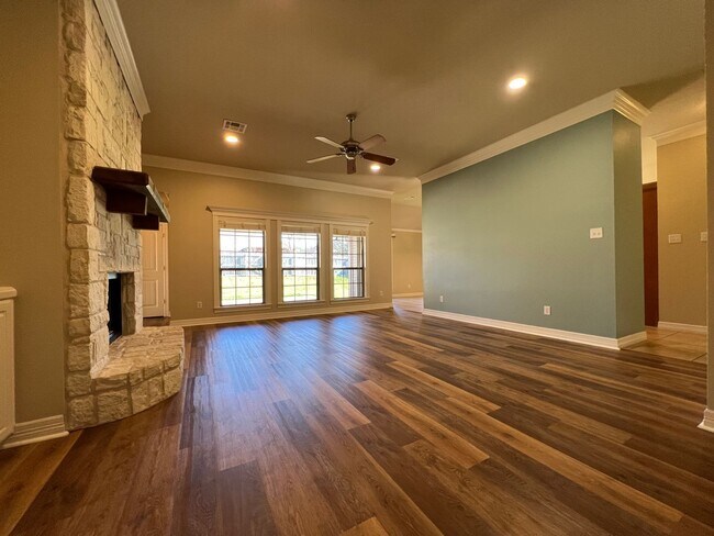 Building Photo - Single-Family Home in Midway ISD
