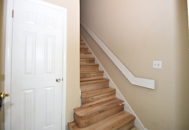 Building Photo - Second floor condo 2/1.5 located at the Fa...