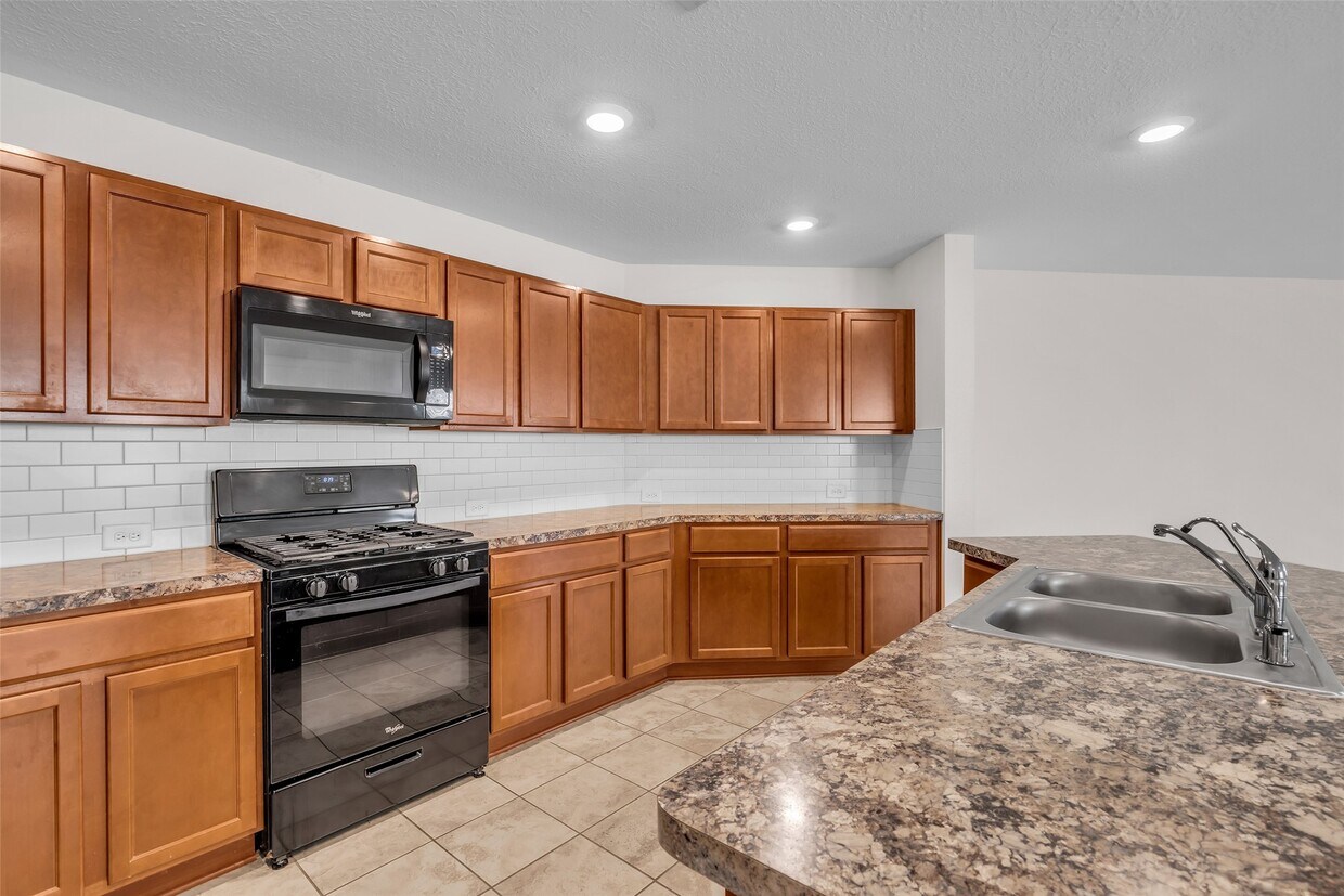 Foto del edificio - 6715 Hillsdale Creek Dr