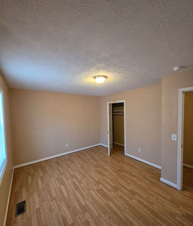 Foto del edificio - 5302 Whisperwood Ct