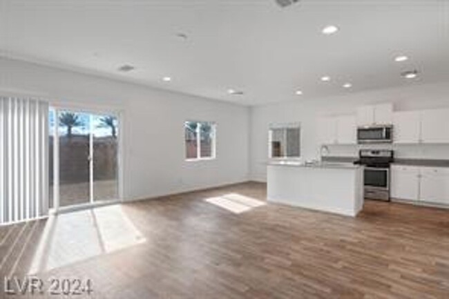 Building Photo - Gorgeous Modern 4 Bedroom Home in Gated Co...