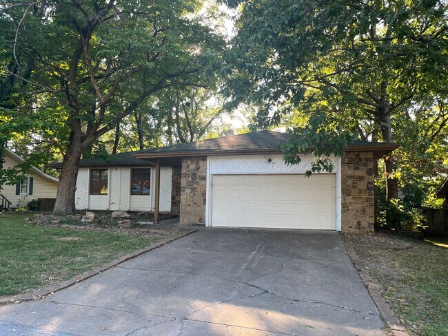 Foto del edificio - Spacious 4-Bedroom Home with Bonus Room