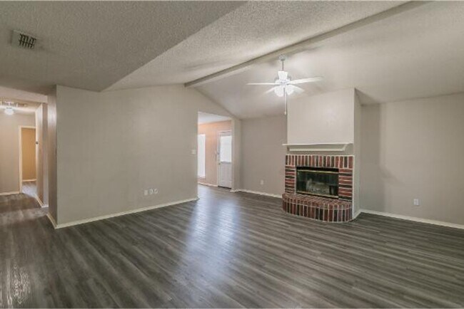 Building Photo - 8124 Spruce Valley Dr