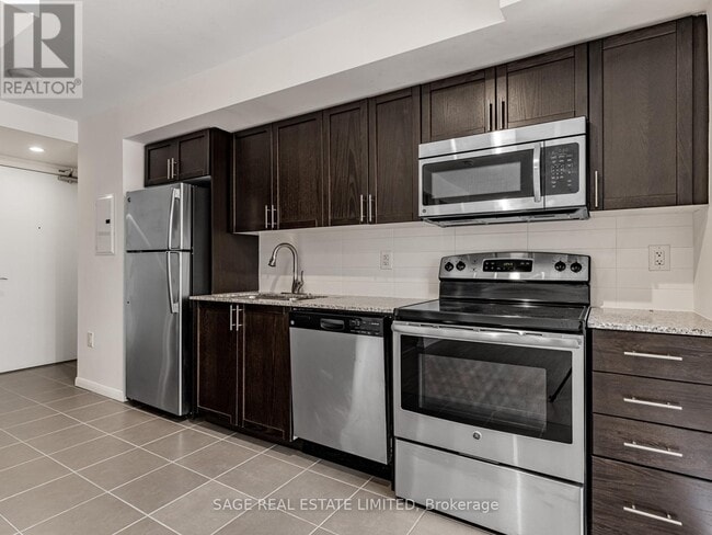 Building Photo - 830-830 Lawrence Ave W
