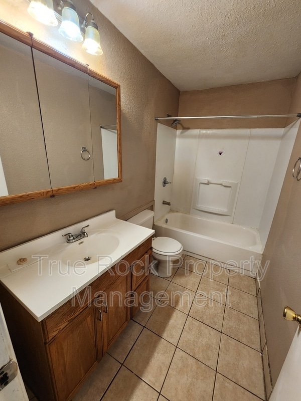 Building Photo - 507 W 19th
