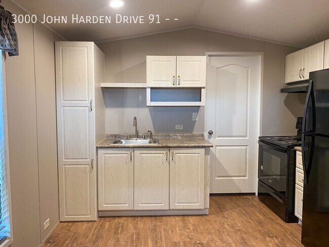 Foto del edificio - 3000 John Harden Dr