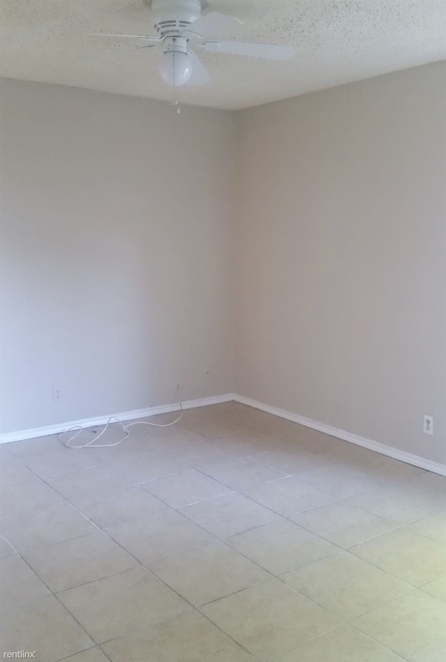 Building Photo - 10531 Starcrest Dr