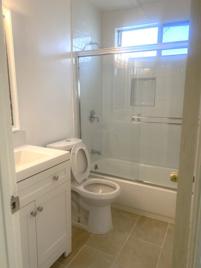 Bathroom - 1016 N Market St