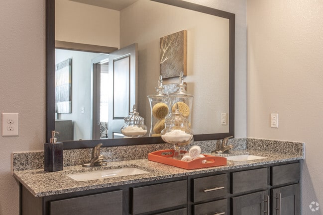 2 Br, Master Bathroom - Willowbend